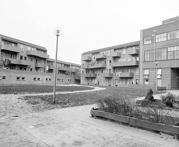 884569 Gezicht op de aan het binnenterrein gelegen gevel van de tot appartementencomplex verbouwde voormalige Drukkerij ...